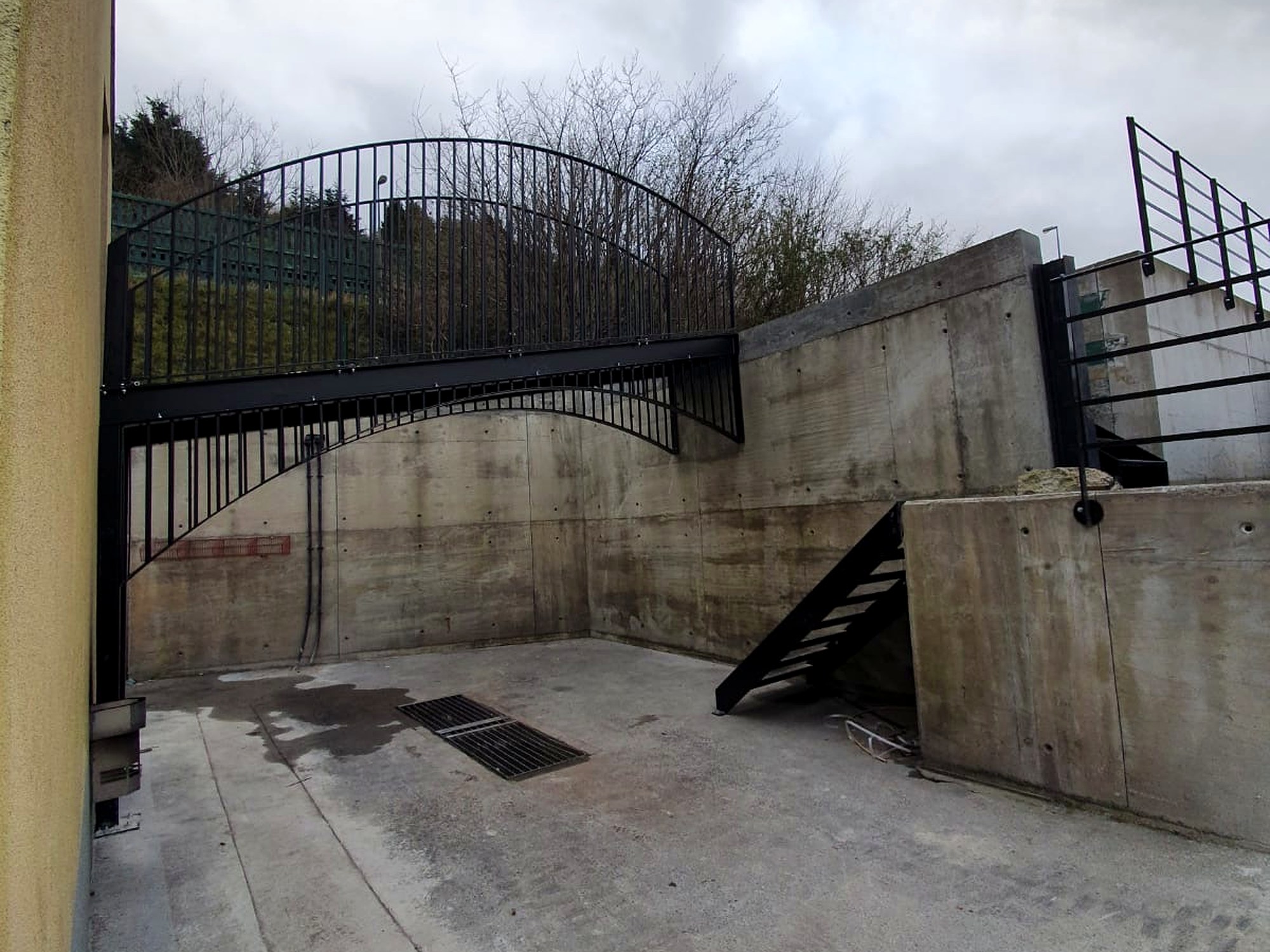 Arched Yard Gate and Access Stair, steel fabrication project in Bray, Co. Wicklow by Churchtown Steel Engineering Dublin